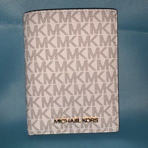 NWT Michael Kors MD Passport Case